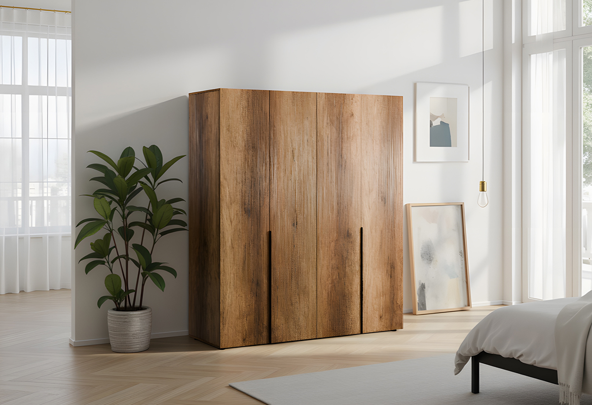 Απεικονίζεται η ντουλάπα σε δωμάτιο με διάφορα άλλα έπιπλα τριγύρω.